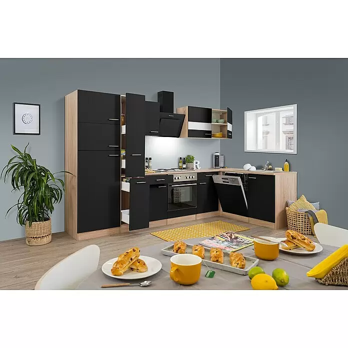 Respekta Winkelküche Merle - B x T: 310 x 172 cm, Schwarz, Mit Elektrogeräten, Volumen Backofen: 60 l - Moderne Küchenzeile mit schwarzen Fronten und heller Holzoptik, mit offenen Schränken, Ofen und teilgeöffnetem Geschirrspüler.