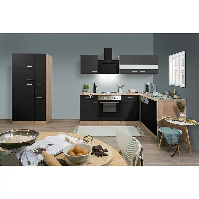 Respekta Winkelküche Merle - B x T: 310 x 172 cm, Schwarz, Mit Elektrogeräten, Volumen Backofen: 60 l - Eine moderne Küche mit schwarzen Schränken und Holzelementen, einer Essecke und Backzutaten, die eine gemütliche Atmosphäre schafft.