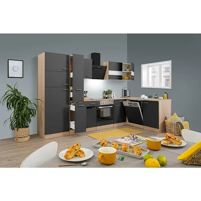 Respekta Winkelküche Merle - B x T: 310 x 172 cm, Grau, Mit Elektrogeräten, Volumen Backofen: 72 l - Ein moderner Küchenraum in Grau mit einer Speisekammer und einer offenen Spülmaschine. Gebäck auf dem Tisch.