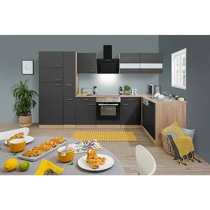 Respekta Winkelküche Merle - B x T: 310 x 172 cm, Grau, Mit Elektrogeräten, Volumen Backofen: 72 l - Moderne Küche mit grauen Schränken, hellen Holzarbeitsplatten und einem Esstisch mit Gebäck, der eine einladende Atmosphäre schafft.