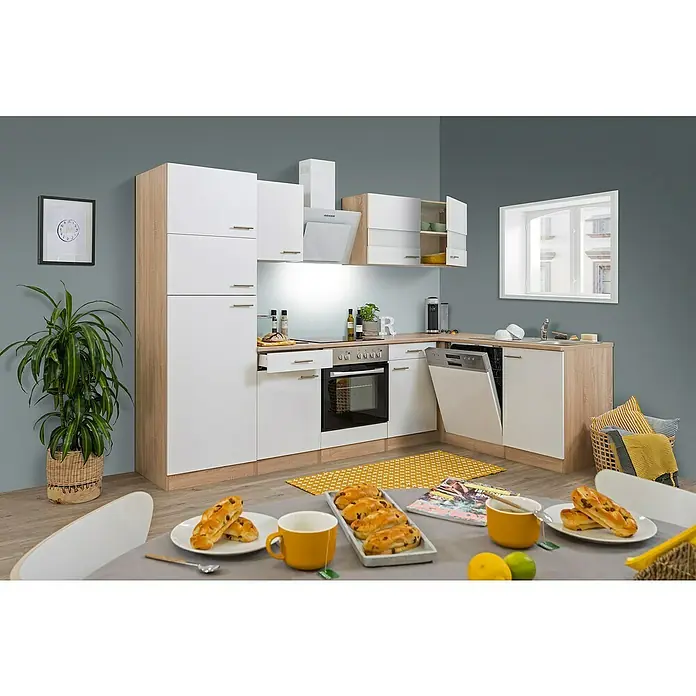 Respekta Winkelküche Merle - B x T: 280 x 172 cm, Weiß, Mit Elektrogeräten, Volumen Backofen: 72 l - Küchenaufnahme mit weißen Schränken und Holzoberflächen, ergänzt durch Accessoires und Snacks für ein gemütliches Ambiente.