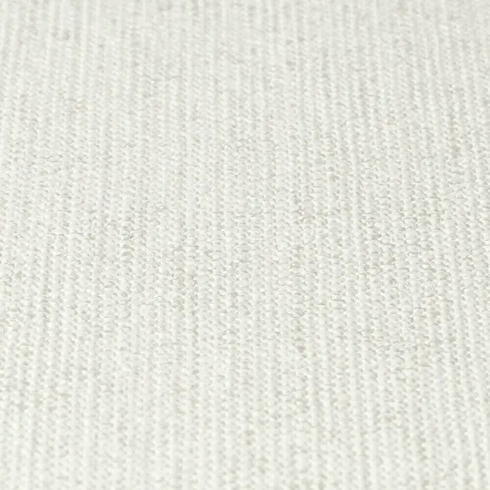 Rasch Poetry II Vliestapete Rusty - Creme, Uni, 10,05 x 0,53 m - Detailaufnahme eines weißen Strickstoffes, der eine feine Textur und ein subtiles Muster für Mode und Design zeigt.