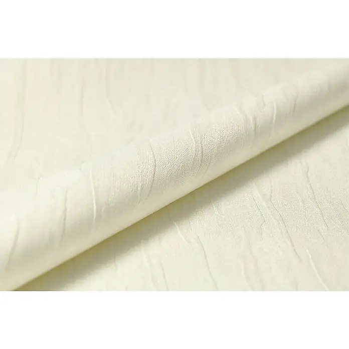 Rasch Selection Vliestapete I - Weiß, Uni, 10,05 x 0,53 m - Nahaufnahme eines eleganten, cremefarbenen Stoffes mit subtilen Texturen, der ein Gefühl von Wärme und Raffinesse vermittelt. Ideal für stilvolle Projekte.