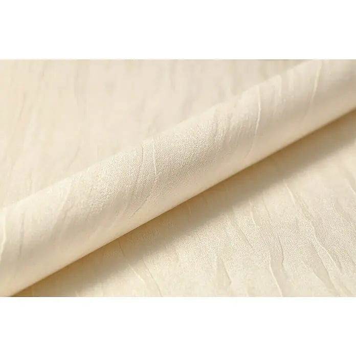 Rasch Selection Vliestapete I - Rosa, Uni, 10,05 x 0,53 m - Nahaufnahme eines gerollten, cremefarbenen Stoffes mit subtiler Textur, ideal für Bekleidung oder Heimtextilien.
