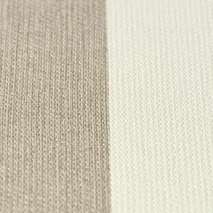 Rasch Poetry II Vliestapete Streifen - Creme/Beige, Streifen, 10,05 x 0,53 m - Nahaufnahme eines gestreiften Stoffes in Beige- und Weißtönen, die die Textur und das Muster des Materials hervorhebt. Perfekt für Polsterarbeiten.