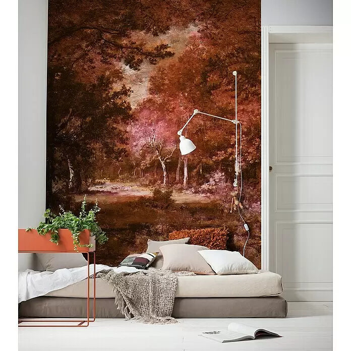 Komar Ink Fototapete Autumna Rosso - 4 -tlg., B x H: 200 x 280 cm, Vlies - Ein Schlafzimmer mit Bett und großer Wandmalerei mit Waldlandschaft in warmen Erdtönen.