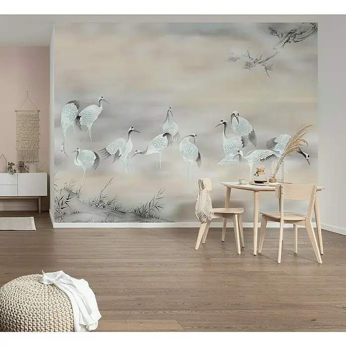 Komar Ink Fototapete Fulfillness - 8 -tlg., B x H: 400 x 280 cm, Vlies - Dieses Bild zeigt eine elegante Esszimmereinrichtung mit einem Wandbild von Kranichen, das dem Raum eine ruhige, künstlerische Note verleiht.