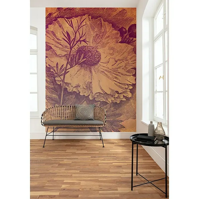Komar Ink Fototapete Harvest - 4 -tlg., B x H: 200 x 280 cm, Vlies - Zimmer mit einer Wandtapete mit einem großen Blumenmuster in Gold und Lila, einem Korbsessel mit Kissen und einem Beistelltisch.