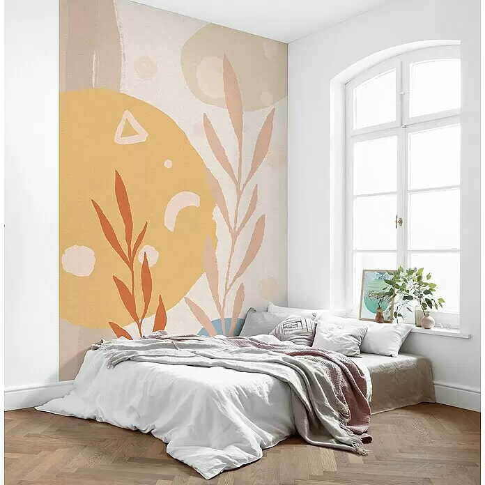 Komar Ink Fototapete Bohemia Scandi - 4 -tlg., B x H: 200 x 280 cm, Vlies - Abstrakte botanische Wandtapete mit warmen Gelb-, Beige- und Terrakotta-Formen an einer Schlafzimmerwand hinter einem Bett.