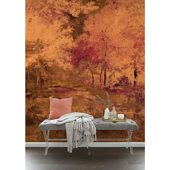 Komar Ink Fototapete Autumna - 4 -tlg., B x H: 200 x 280 cm, Vlies - Elegante Sitzbank mit grauem Kissen und Decke vor einer Wandtapete mit Herbstlandschaft. Stilvolle Dekoration mit Vasen und Schale auf einem Tablett.