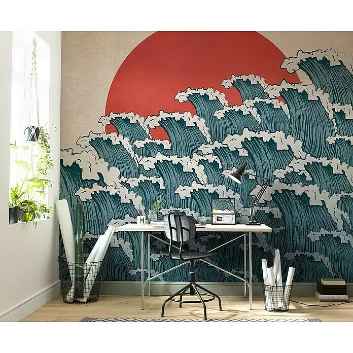 Komar Ink Fototapete Nami - 6 -tlg., B x H: 300 x 280 cm, Vlies - Wellen- und rote Sonnenmuster-Tapete an einer Bürowand, die einen dynamischen und inspirierenden Arbeitsplatz schafft.