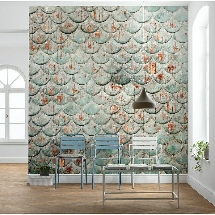 Komar Ink Fototapete Antique - 6 -tlg., B x H: 300 x 280 cm, Vlies - Attraktiver Raum mit einem Akzent-Wandbild mit Fischschuppenmuster in Blau und Orange hinter drei stilvollen Stühlen und einem Couchtisch.