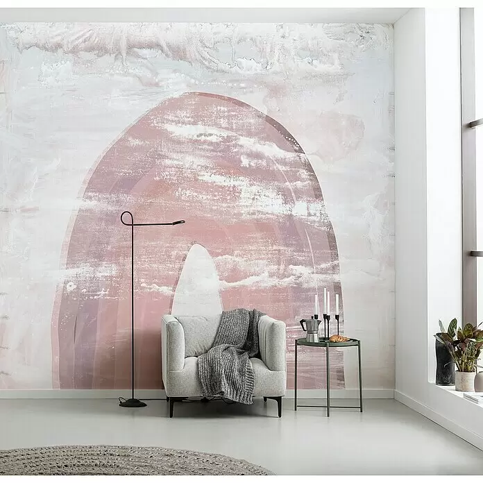 Komar Ink Fototapete Arcobaleno - 6 -tlg., B x H: 300 x 280 cm, Vlies - Abstraktes Wandbild mit großem, gedämpftem rosa und weiß texturiertem Bogen, das ein modernes Wohnzimmer bereichert.
