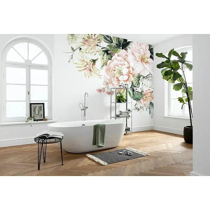 Komar Ink Fototapete Nasrin - 6 -tlg., B x H: 300 x 280 cm, Vlies - Ein Badezimmer mit einer freistehenden Badewanne, einem Regal und einer Blumenwand, die eine entspannende Atmosphäre schaffen.