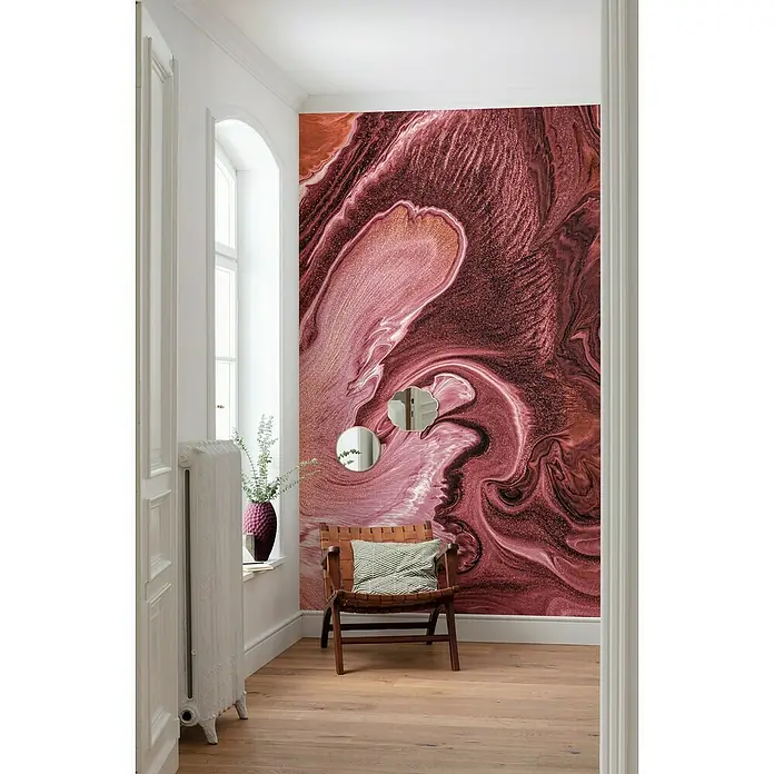 Komar Ink Fototapete Mélange4 -tlg., B x H: 200 x 280 cm, Vlies - Das Foto zeigt eine stilvolle Wandtapete mit Marmormuster in Rosa- und Rottönen, die einen luxuriösen und künstlerischen Akzent im Raum setzt.
