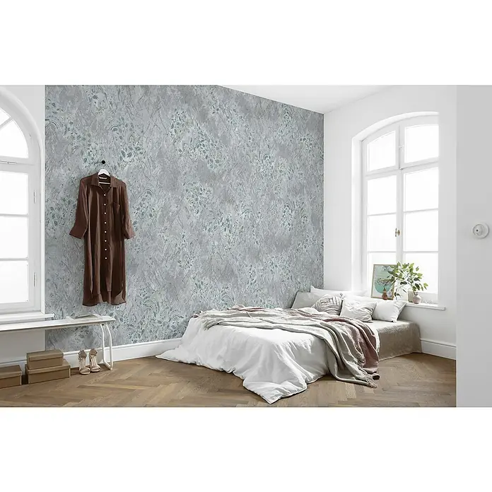 Komar Raw Fototapete Pristine - 4 -tlg., B x H: 400 x 280 cm, Vlies - Ein Schlafzimmer mit stilvoller grauer Tapete, einem gemütlichen Bett und einem eleganten braunen Hemdkleid an der Wand.