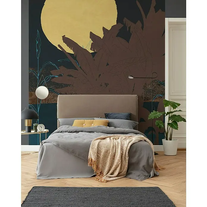 Komar Ink Fototapete Supermoon - 5 -tlg., B x H: 250 x 280 cm, Vlies - Schlafzimmer mit modernem Bett, grauem Bettbezug und einem dekorativen Überwurf. Die Wandgestaltung zeigt ein künstlerisches Motiv.