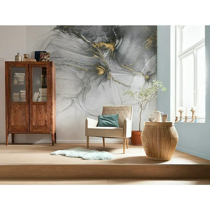 Komar Ink Fototapete Ink Gold Flow - 6 -tlg., B x H: 300 x 280 cm, Vlies - Geräumiges Wohnzimmer mit einem Holzschrank, einem bequemen Sessel und einem runden Beistelltisch aus Rattan.