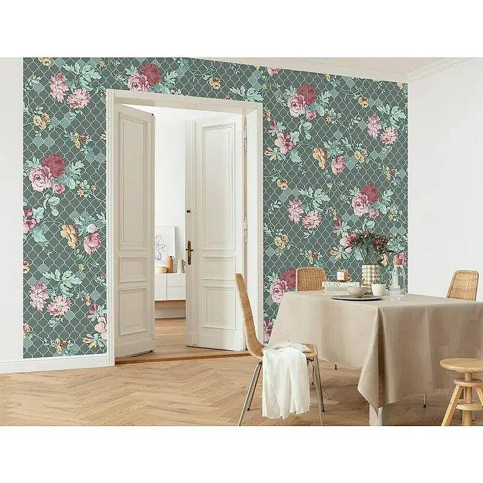 Komar Ink Fototapete Embellish - 8 -tlg., B x H: 400 x 280 cm, Vlies - Ein Zimmer mit einer Wandtapete mit Blumendesign, die eine gemütliche und einladende Atmosphäre schafft.