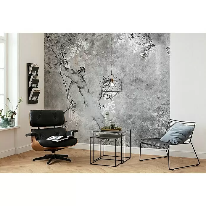 Komar Ink Fototapete Dynasty - 6 -tlg., B x H: 300 x 280 cm, Vlies - Elegantes Wohnzimmer mit schwarzem Sessel, minimalistischen Beistelltischen und einer stilvollen grauen Natur-Akzentwand.