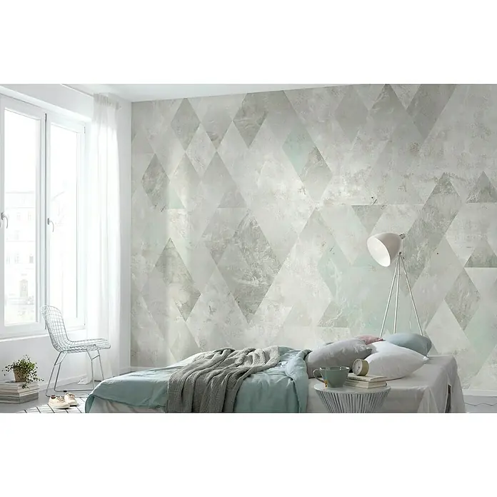 Komar Ink Fototapete Harlekin Clay - 8 -tlg., B x H: 400 x 280 cm, Vlies - Modernes Schlafzimmer mit einer Wandtapete mit geometrischen Dreiecken in Grau- und Weißtönen, die eine ruhige und stilvolle Atmosphäre schafft.