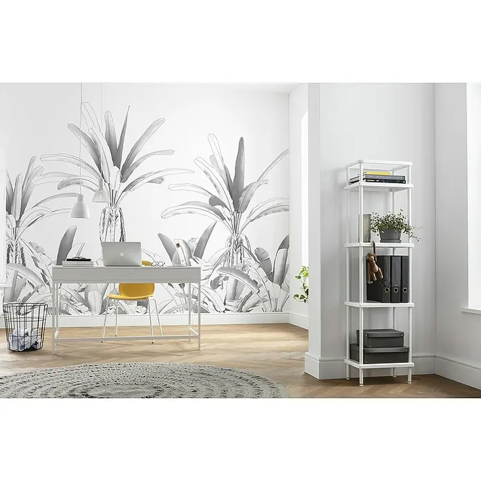 Komar Raw Fototapete Musa - 4 -tlg., B x H: 400 x 280 cm, Vlies - Ein heller Arbeitsbereich mit einem Schreibtisch, einem gelben Stuhl und einem weißen Regal, dekoriert mit einer Dschungeltapete.