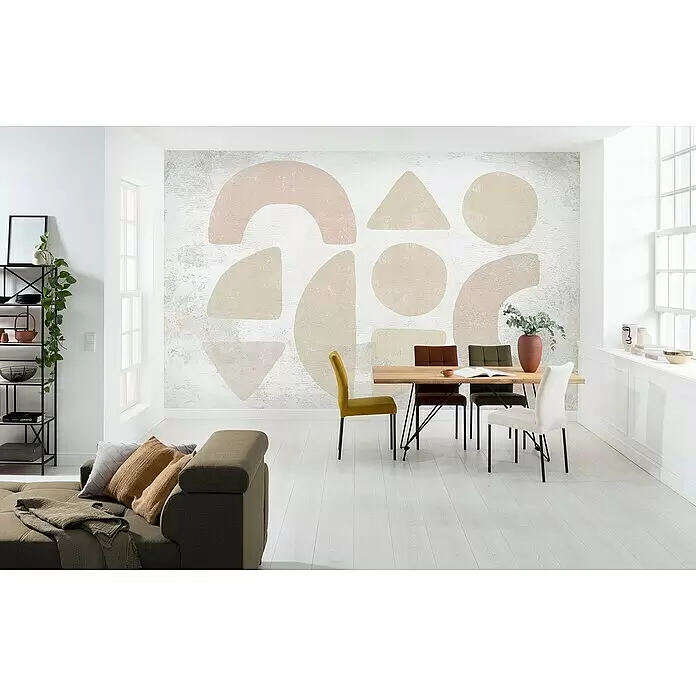 Komar Ink Fototapete Impasto - 8 -tlg., B x H: 400 x 280 cm, Vlies - Moderner Essbereich mit Holztisch, verschiedenen Stühlen und grünem Sofa, vor einer gemusterten Wand.