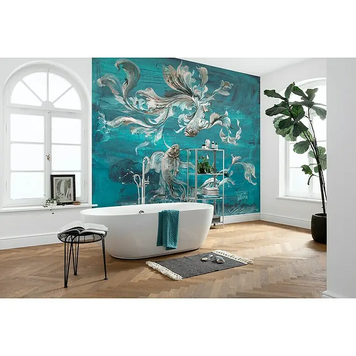 Komar Ink Fototapete Flux - 6 -tlg., B x H: 300 x 280 cm, Vlies - Ein Badezimmer mit einer Badewanne, einem kleinen Tisch, einem Regal und einer Pflanze, dekoriert mit einer auffälligen Fisch-Tapete.