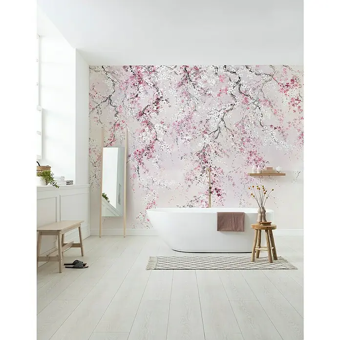 Komar Ink Fototapete Kirschblüten - 6 -tlg., B x H: 300 x 280 cm, Vlies - Elegantes Badezimmer mit einer freistehenden Badewanne, einem Spiegel und einer blumigen Wandtapete, die eine entspannende Atmosphäre schafft.