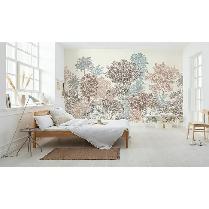 Komar Ink Fototapete Painted Trees - 8 -tlg., B x H: 400 x 280 cm, Vlies - Helles Schlafzimmer mit einem Holzbett und einer Fototapete mit Baum-Motiv, das eine ruhige und natürliche Atmosphäre schafft.