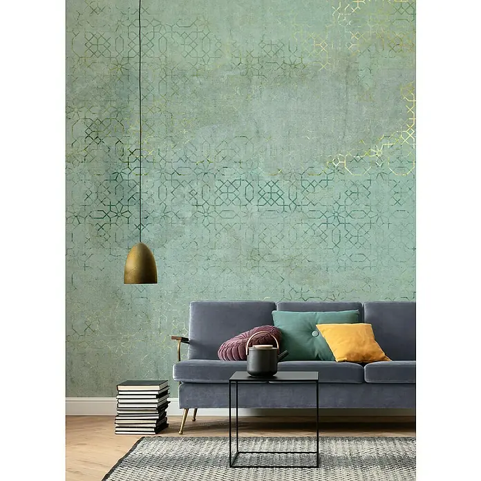 Komar Ink Fototapete Oriental Finery - 4 -tlg., B x H: 200 x 280 cm, Vlies - Ein modernes Wohnzimmer mit blauem Samtsofa, bunten Kissen und einem stilvollen Beistelltisch, ergänzt durch eine Pendelleuchte.