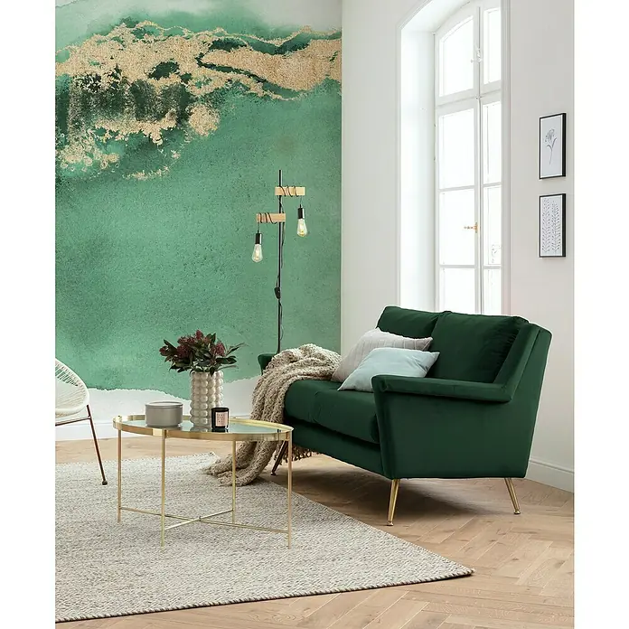 Komar Ink Fototapete Posh - 4 -tlg., B x H: 200 x 280 cm, Vlies - Das Bild zeigt ein smaragdgrünes Samtsofa mit goldenen Beinen in einem stilvollen Wohnzimmer mit passender Dekoration.
