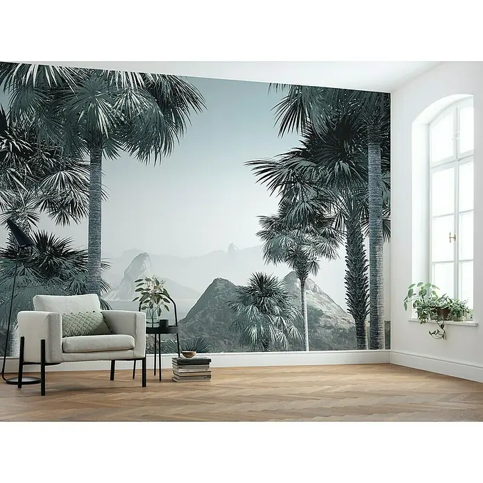 Komar Ink Fototapete Guanabara - 8 -tlg., B x H: 400 x 280 cm, Vlies - Großformatiges Wandbild mit tropischen Palmen vor einer Bergkulisse, das einen Hauch von Exotik und Ruhe in den Raum bringt.
