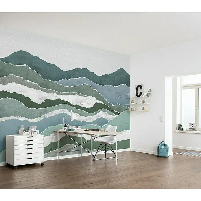 Komar Ink Fototapete Sierra - 8 -tlg., B x H: 400 x 280 cm, Vlies - Einrichten mit einem Schreibtisch und einer Kommode, beide in einem modernen und minimalistischen Design. Der Raum verfügt über ein einzigartiges Bergwandbild.