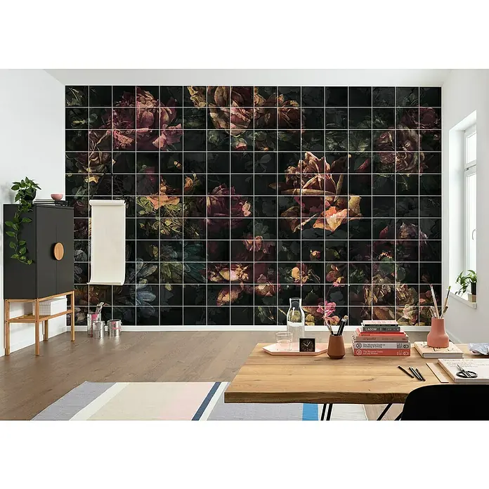 Komar Ink Fototapete Tiles Flowers - 8 -tlg., B x H: 400 x 280 cm, Vlies - Wandbild aus quadratischen Kacheln mit dunklem Rosenmuster, das eine elegante und künstlerische Atmosphäre im Raum schafft.