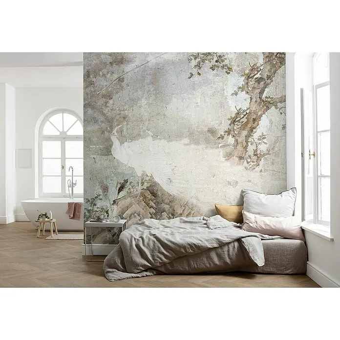 Komar Raw Fototapete Pasado - 3 -tlg., B x H: 300 x 280 cm, Vlies - Elegantes Schlafzimmer mit einer Wandtapete eines weißen Pfaus, die dem Raum eine ruhige und künstlerische Atmosphäre verleiht.