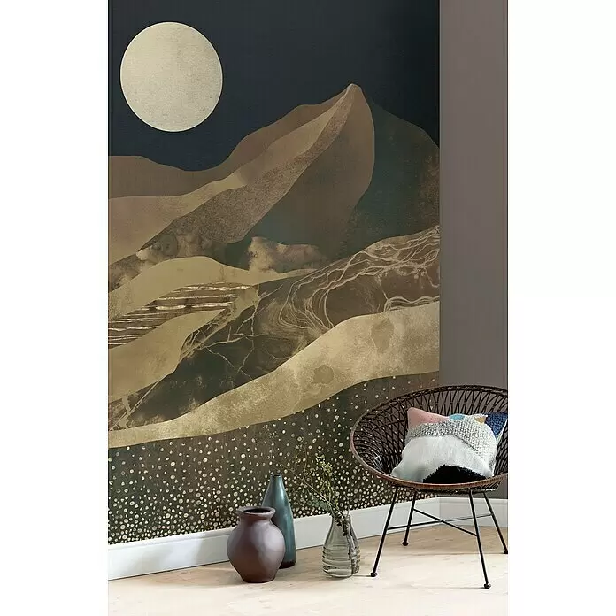 Komar Ink Fototapete Mountain Spike - 4 -tlg., B x H: 200 x 280 cm, Vlies - Abstrakte Wandtapete mit geschichteter, gold-dunkler Berglandschaft, großem Mond und gesprenkelter Basis.