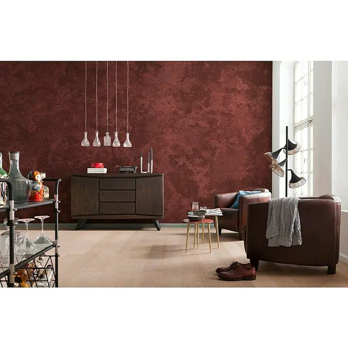 Komar Ink Fototapete The Wall8 -tlg., B x H: 400 x 280 cm, Vlies - Wohnzimmer mit Weinroter Wand, braunen Ledersesseln, einem dunklen Holzschrank und einer Barwagen. Helle Holzböden ergänzen das luxuriöse Ambiente.