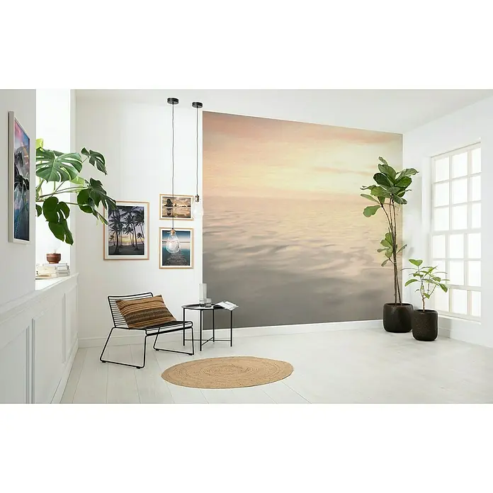 Komar Ink Fototapete Fernweh6 -tlg., B x H: 300 x 280 cm, Vlies - Ein modernes Wohnzimmer mit Meerblick-Fototapete, minimalistischen Möbeln und Zimmerpflanzen. Die Tapete schafft eine entspannende Atmosphäre im Raum.