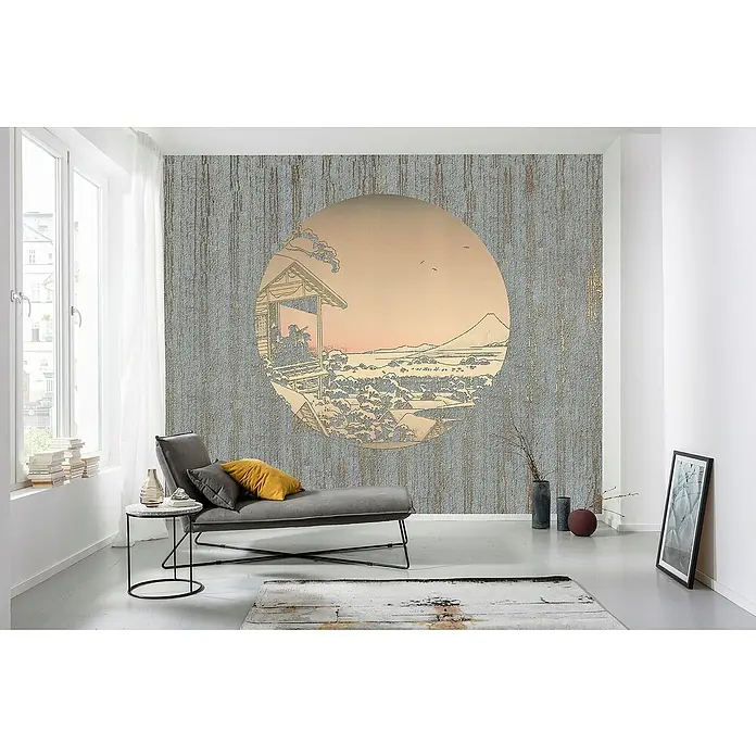 Komar Raw Fototapete Land of Gold - 6 -tlg., B x H: 300 x 280 cm, Vlies - Ein stilvolles Wohnzimmer mit einem grauen Sofa, einem runden Tisch und einem Wandbild im japanischen Stil, das dem Raum eine besondere Note verleiht.