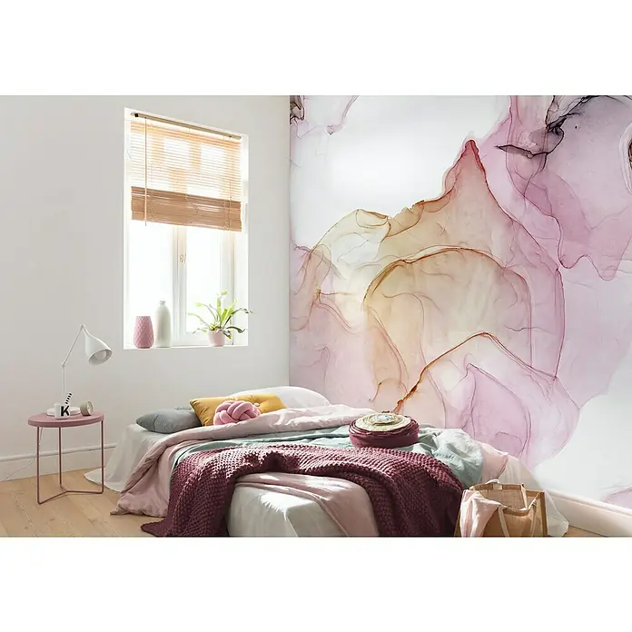 Komar Ink Fototapete Shiny Fluid - 8 -tlg., B x H: 400 x 280 cm, Vlies - Schlafzimmer mit einer Akzentwand in Marmoroptik in Rosa- und Goldtönen, das ein elegantes und modernes Ambiente bietet.