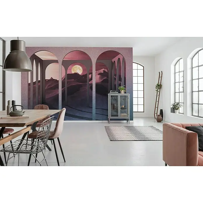 Komar Ink Fototapete Sands Of Time - 8 -tlg., B x H: 400 x 280 cm, Vlies - Großes Wohnzimmer mit rosa Tapete mit Wüstenmuster und Möbeln wie Esstisch, Schrank und Sofa.