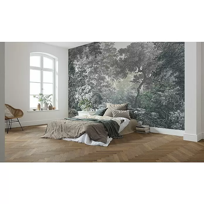 Komar Raw Fototapete Fairytale Forest - 4 -tlg., B x H: 400 x 280 cm, Vlies - Waldtapete im Schlafzimmer hinter dem Bett, die eine ruhige, natürliche Atmosphäre schafft.
