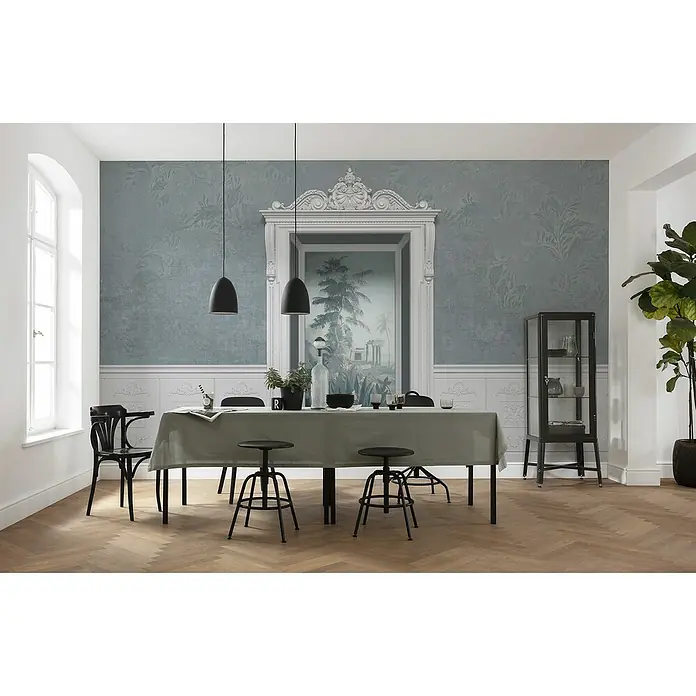 Komar Raw Fototapete Nische - 5 -tlg., B x H: 500 x 280 cm, Vlies - Ein Esszimmer mit einem langen Tisch, schwarzen Hockern und einem Schrank. Die Wand ist mit einer dekorativen Tapete verziert.