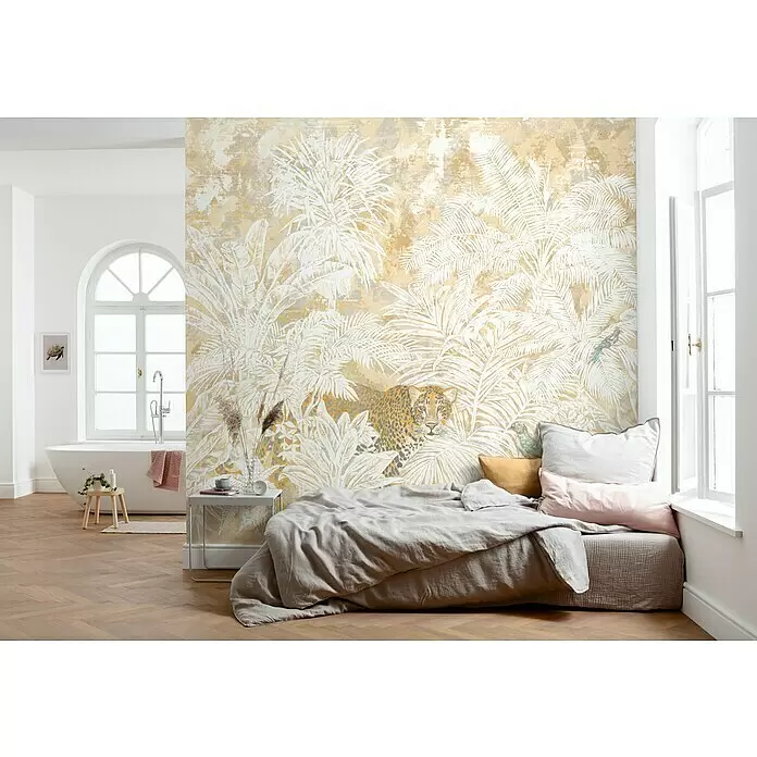 Komar Ink Fototapete Jungle Maze - 6 -tlg., B x H: 300 x 280 cm, Vlies - Dschungel-Wandbild mit Leopard und weißen Palmenblättern auf goldenem Hintergrund, in einem Schlafzimmer neben einer Badewanne installiert.