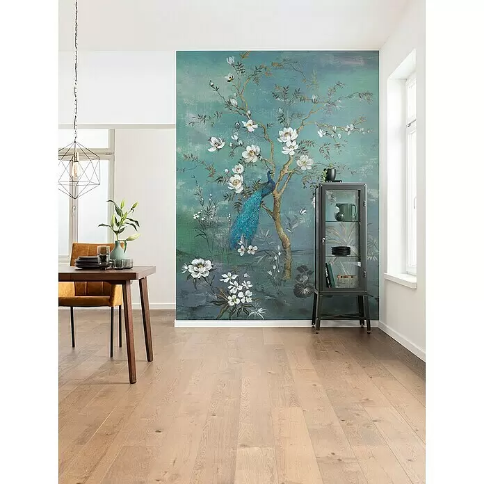 Komar Ink Fototapete Antheia - 4 -tlg., B x H: 200 x 280 cm, Vlies - Dekorative Wandmalerei mit blaugrünem Hintergrund, Baum, weißen Blumen und Pfau in einem hellen Esszimmer.