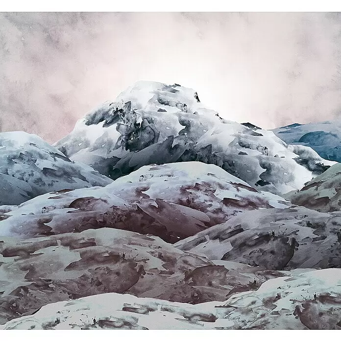 Komar Ink Fototapete Shadow Mountain - 6 -tlg., B x H: 300 x 280 cm, Vlies - Abstrakte Aquarellmalerei schneebedeckter Berge in Blau-, Braun- und Grautönen vor rosagrauem Himmel.