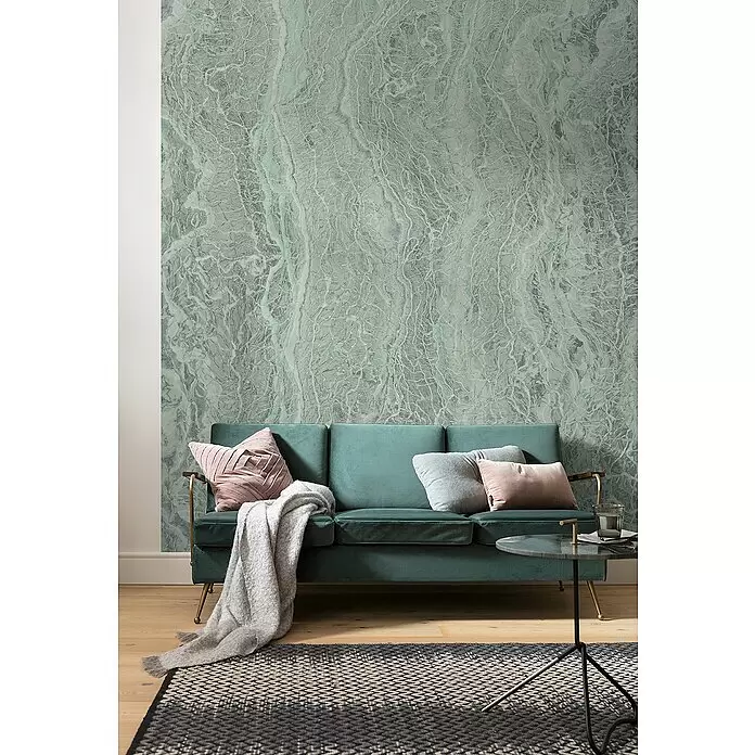 Komar Raw Fototapete Marble Mint - 2 -tlg., B x H: 200 x 280 cm, Vlies - Grüne Tapete in Marmoroptik in einem Wohnzimmer mit grünem Sofa.