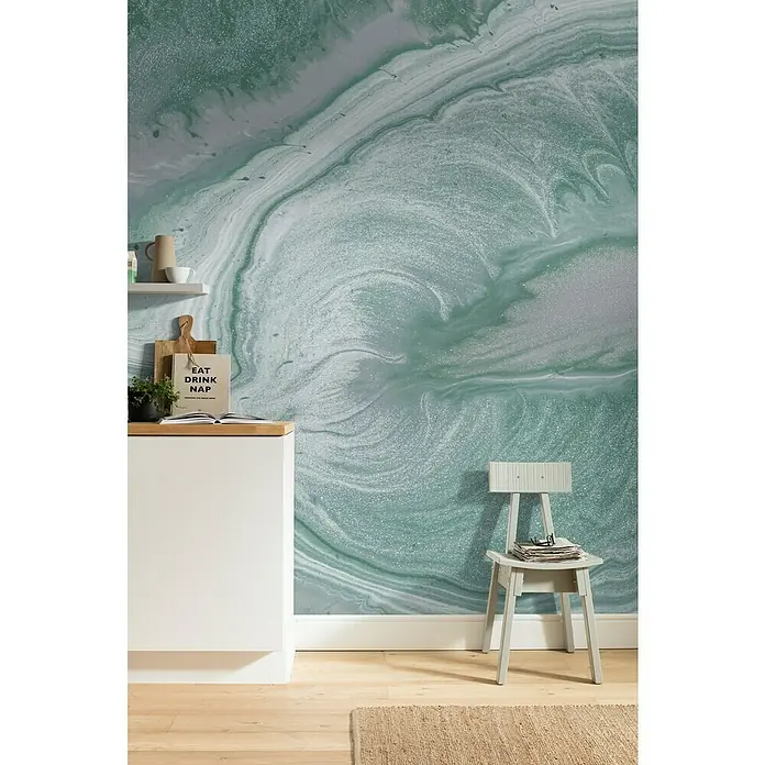 Komar Ink Fototapete Sanctum4 -tlg., B x H: 200 x 280 cm, Vlies - Nahaufnahme eines Innenraums mit einer Wandtapete mit Marmordesign in Grün- und Grautönen.