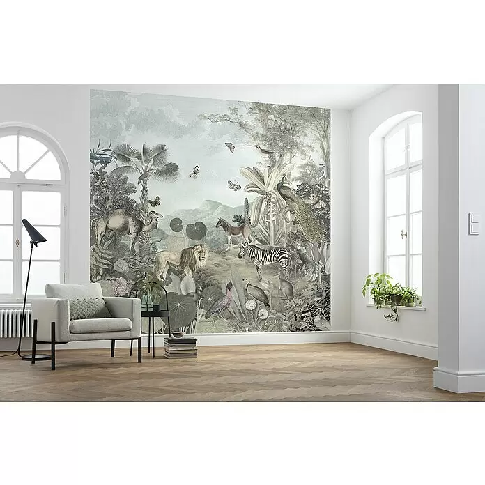 Komar Raw Fototapete Creation - 3 -tlg., B x H: 300 x 280 cm, Vlies - Große Wandtapete mit detailreicher Dschungel- und Safariszene, verschiedenen Tieren und üppiger Vegetation.